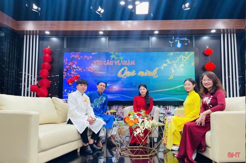 Nghệ nhân Ưu tú Trọng Tuấn (áo xanh) tham gia talkshow "Yêu câu ví, giặm quê mình" của Báo và phát thanh, truyền hình Hà Tĩnh.