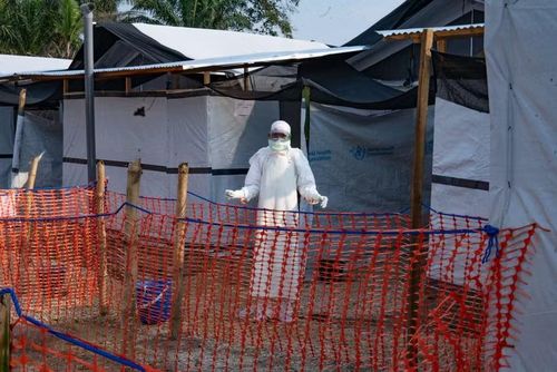 Nhân viên y tế làm việc tại trung tâm điều trị Ebola ở Bulape, CHDC Congo. (Ảnh: THX/TTXVN)