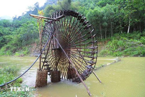 Ở những vị trí có dòng chảy mạnh, người dân tạo thêm nhiều trụ đỡ giúp cọn nước đứng vững, vận hành bền bỉ. (Ảnh: Xuân Tiến/TTXVN)