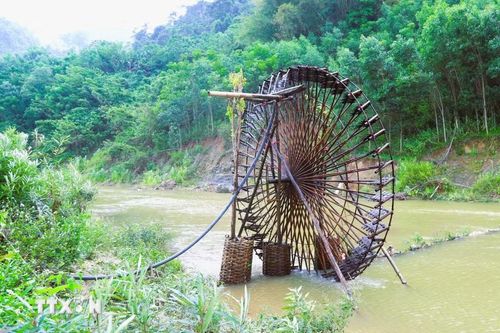 Vị trí những cọn nước luôn nằm bên bờ suối, không nằm ở vị trí giữa dòng chảy và được khảo sát kỹ để vừa tiết kiệm chi phí, công sức lắp đặt, vừa đảm bảo sự vận hành lâu dài, liên tục, bền bỉ của cọn nước. (Ảnh: Xuân Tiến/TTXVN)