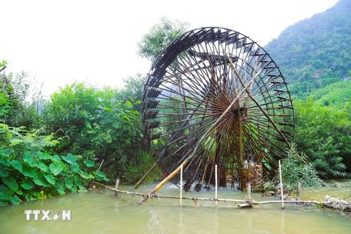 Để hạn chế các loại rác, cành, lá cây rừng bị mắc vào cánh quạt, ống đựng nước làm nặng quá trình vận hành của bánh quay và trục quay, người dân dựng nên hàng rào chắn trên suối trước cọn nước để chặn các loại rác trôi vào khu vực cọn nước. (Ảnh: Xuân Tiến/TTXVN)