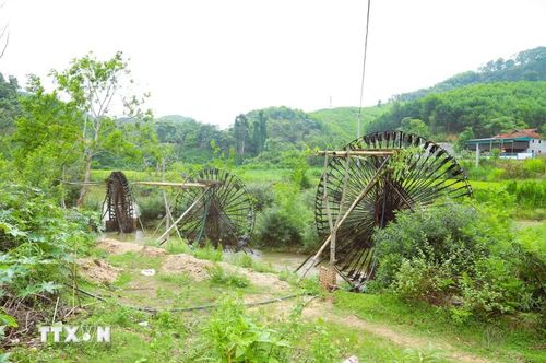 Trên suốt chiều dài hàng chục km dọc suối Khe Mét chạy qua cánh đồng Na Bó (xã Bình Chuẩn, tỉnh Nghệ An) có hàng chục cọn nước được dựng lên để trực tiếp lấy nước suối tắm mát cho ruộng đồng. (Ảnh: Xuân Tiến/TTXVN)