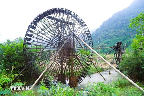 Trong thung lũng xã Bình Chuẩn (tỉnh Nghệ An), đồng bào Thái đã chế tác và sử dụng những “cọn nước” khổng lồ ngày đêm vận chuyển nước từ các khe suối lên cao, tưới cho đồng ruộng theo hình thức tự chảy. (Ảnh: Xuân Tiến/TTXVN)