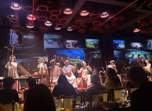Điểm nổi bật khác của "Chào Show" là việc ứng dụng công nghệ Immersive Audio 20.4 - lần đầu tiên xuất hiện trong một chương trình nghệ thuật tại Việt Nam.