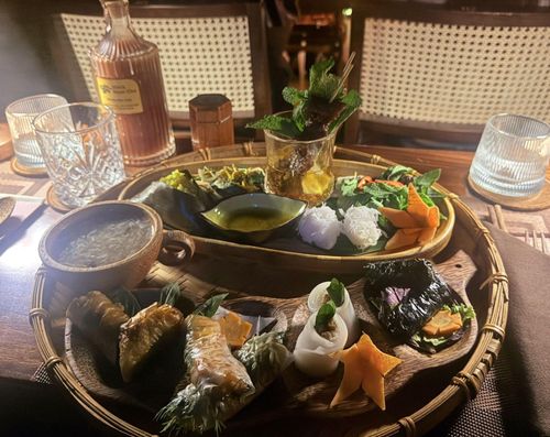Chương trình đưa khán giả thưởng thức 9 món ăn đặc trưng của ba miền Bắc - Trung - Nam.