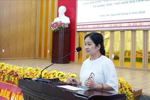 Gia đình bà Hồ Thị Minh Thảo, tổ dân phố 1, phường Ea Kao, tỉnh Đắk Lắk tự nguyện, tiên phong hiến đất mặt tiền tại buổi Lễ phát động cuộc vận động. Ảnh: TTXVN phát
