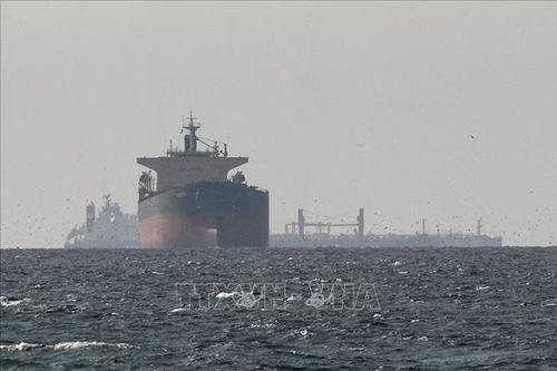 Tàu chở dầu neo tại vùng Vịnh, gần eo biển Hormuz, khi xung đột diễn ra giữa lực lượng phối hợp Mỹ-Israel với Iran, ngày 11/3/2026. Ảnh: REUTERS/TTXVN