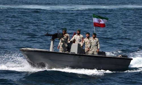 Tàu Iran tuần tra trong cuộc diễn tập quân sự ở Vịnh Oman. Ảnh: The Guardian/TTXVN
