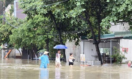Nhiều tuyến đường lớn nước ngập gần 1m, đang rút dần.