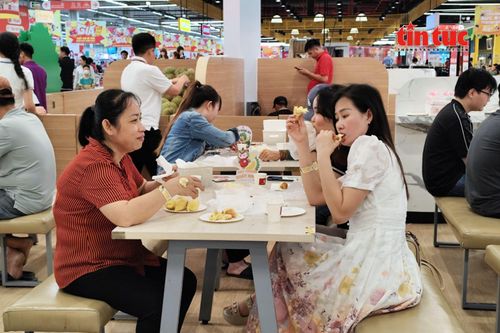 Thực khách thưởng thức nhiều loại sầu riêng trong chương trình buffet kéo dài một giờ.