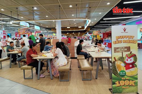 Không gian khu vực buffet luôn kín chỗ khi đông đảo người dân đến trải nghiệm.
