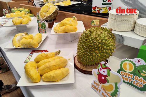 Các khay sầu riêng được bổ sung liên tục để phục vụ lượng lớn khách dịp cuối tuần.