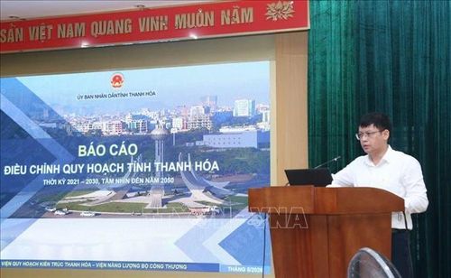 Đại diện Viện Quy hoạch - Kiến trúc Thanh Hóa báo cáo nội dung điều chỉnh Quy hoạch tỉnh Thanh Hóa thời kỳ 2021-2030, tầm nhìn đến năm 2045. Ảnh: TTXVN phát