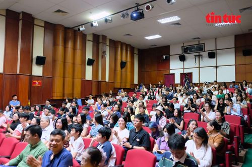 Bộ phim “Việt Nam - Hồ Chí Minh” thu hút đông đảo khán giả ở nhiều độ tuổi.