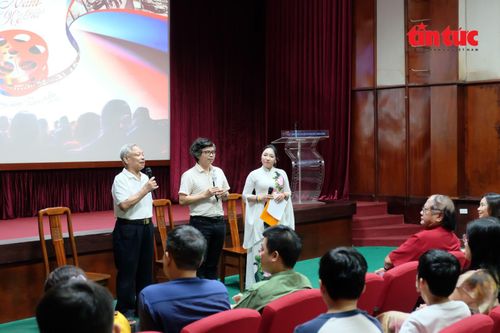 Dù buổi chiếu đã kết thúc, khán giả vẫn cố nán lại để lắng nghe những chia sẻ từ những người trực tiếp thực hiện bộ phim.