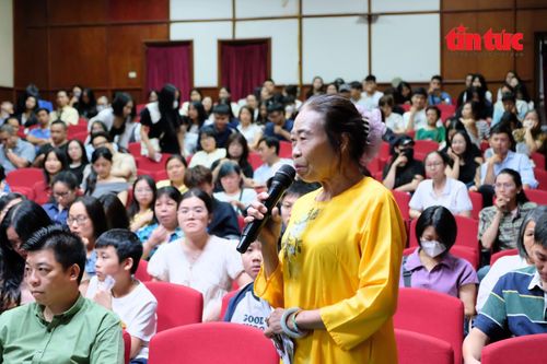 Bà Nguyễn Thị Thúy Quỳnh, năm nay đã 78 tuổi, không giấu được sự nghẹn ngào khi xem lại những thước phim lịch sử.