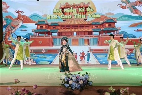 Trình diễn bộ sưu tập áo dài “Miền ký ức” của Nhà thiết kế Cao Thu Vân.