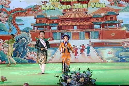 Trình diễn bộ sưu tập áo dài “Miền ký ức” của Nhà thiết kế Cao Thu Vân.