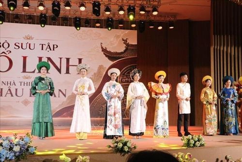 Trình diễn bộ sưu tập áo dài “Cổ Linh” của Nhà thiết kế Châu Loan.