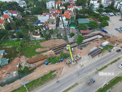 Trên công trường các công nhân và thiết bị được nhà thầu huy động để đấu nối và thi công những công đoạn, hạng mục cuối để hoàn thiện dự án.