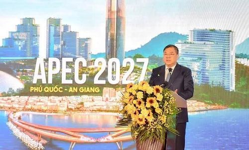 Phó Thủ tướng Thường trực Phạm Gia Túc chỉ đạo hội nghị.