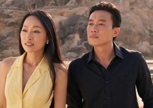 Phân cảnh trèo xuống vách đá hái hoa đang trở thành một trong những clip được chia sẻ nhiều nhất phim Việt tháng 5.