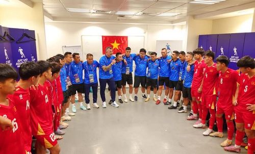 U17 Việt Nam dừng bước trước Australia, nhưng HLV Cristiano Roland vẫn tự hào với kỳ tích giành vé dự World Cup. Ảnh: VFF