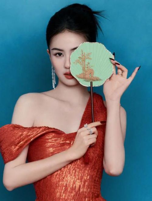 Loạt ảnh mới lần này tiếp tục cho thấy sức hút ổn định của Bạch Lộc trong làng giải trí Hoa ngữ.