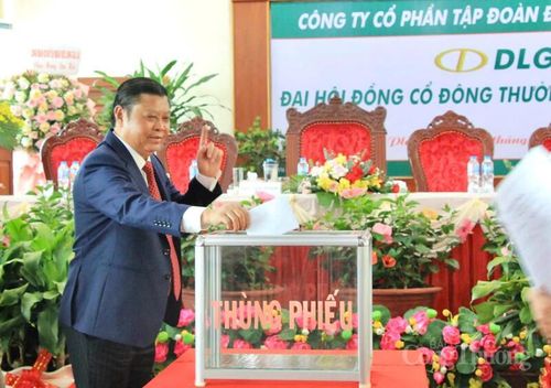 Ông Bùi Pháp, Chủ tịch Hội đồng quản trị Công ty Cổ phần Tập đoàn Đức Long Gia Lai tham gia bỏ phiếu.