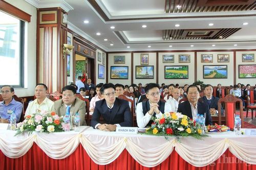 Các khách mời, đại biểu tham dự đại hội.