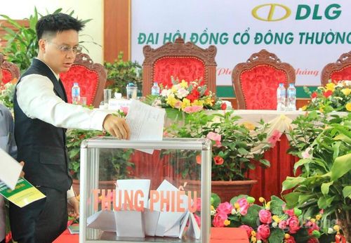 Các cổ đông tham gia bỏ phiếu.