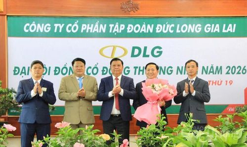 Lãnh đạo Công ty Cổ phần Tập đoàn Đức Long Gia Lai tặng hoa chúc mừng ông Phạm Văn Binh vào vị trí thành viên Hội đồng quản trị nhiệm kỳ 2022-2027.