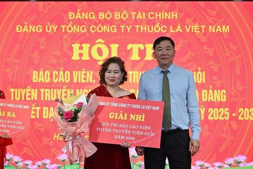 Giải Nhì được trao cho đồng chí Ngô Thị Thu Phúc - Chi bộ 5