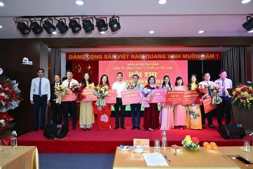 Trao Cờ lưu niệm cho các Đảng bộ, chi bộ tham dự Hội thi