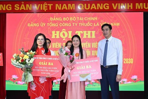 Giải Ba được trao cho hai đồng chí Phạm Thị Hiền – Chi bộ 6 và Mai Thị Thu Hiền – Đảng ủy Công ty Thuốc lá Thăng Long