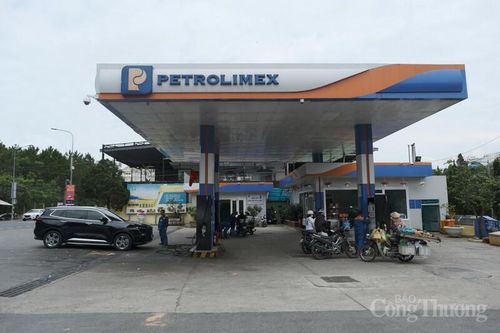 Cửa hàng xăng dầu Petrolimex số 02, đường Phạm Ngũ Lão, phường Xuân Hương - Đà Lạt đã cung ứng xăng sinh học E10. Ảnh: Lê Sơn