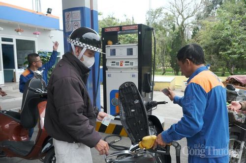 Người dân đổ xăng sinh học E10. Ảnh: Lê Sơn