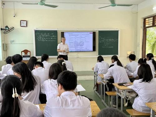 Thầy và trò Trường THPT Đông Sơn 1 trong giờ học.