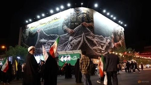 Một bảng quảng cáo với thiết kế đồ họa về eo biển Hormuz trên một tòa nhà ở Tehran, Iran, ngày 6/5/2026. Ảnh: Reuters