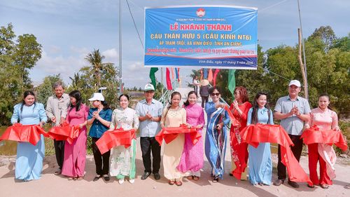 Các đại biểu cắt băng khánh thành cầu NT6.