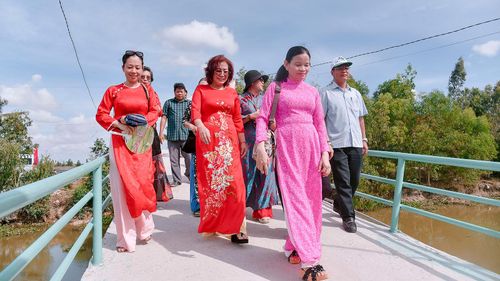Các đại biểu đi trên cầu NT6 vừa được khánh thành.