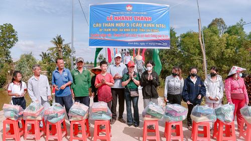Lãnh đạo Ủy ban MTTQ Việt Nam xã Vĩnh Điều và nhà tài trợ tặng quà cho người dân ấp Tràm Trỗi.