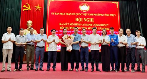 Lãnh đạo phường Cảnh Thụy tặng hoa chúc mừng Ban điều hành mô hình "An sinh cộng đồng".