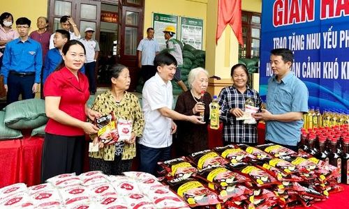 Đại diện lãnh đạo phường Cảnh Thụy tặng quà các hộ có hoàn cảnh khó khăn.