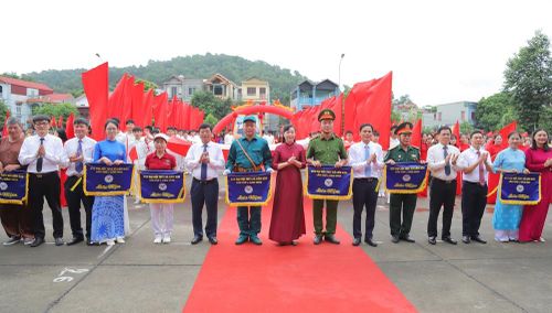  Tặng cờ lưu niệm cho các khối tham gia lễ khai mạc 