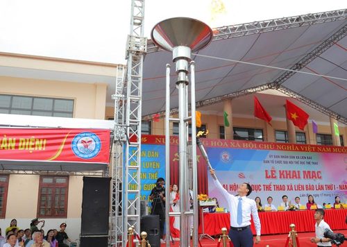  Đồng chí Nguyễn Đương Bắc, Bí thư Đảng ủy xã Liên Bão thắp sáng đài lửa Đại hội. 