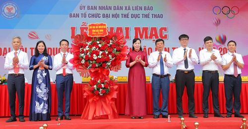 Các đồng chí lãnh đạo tỉnh, ngành tặng hoa chúc mừng Đại hội. 