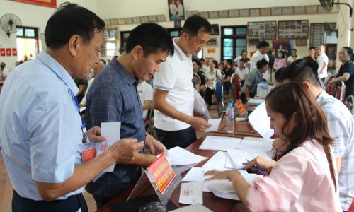 Người dân thôn Thủ Pháp làm thủ tục bốc thăm đất tái định cư.