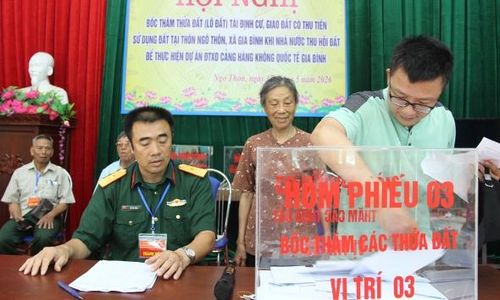 Người dân thôn Ngô Thôn bốc thăm lô đất vị trí 3 của khu tái định cư.