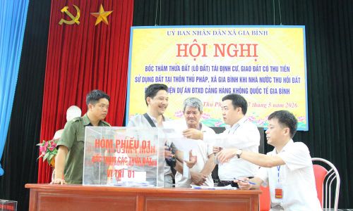Bốc thăm vị trí 1 đất tái định cư tại thôn Thủ Pháp.